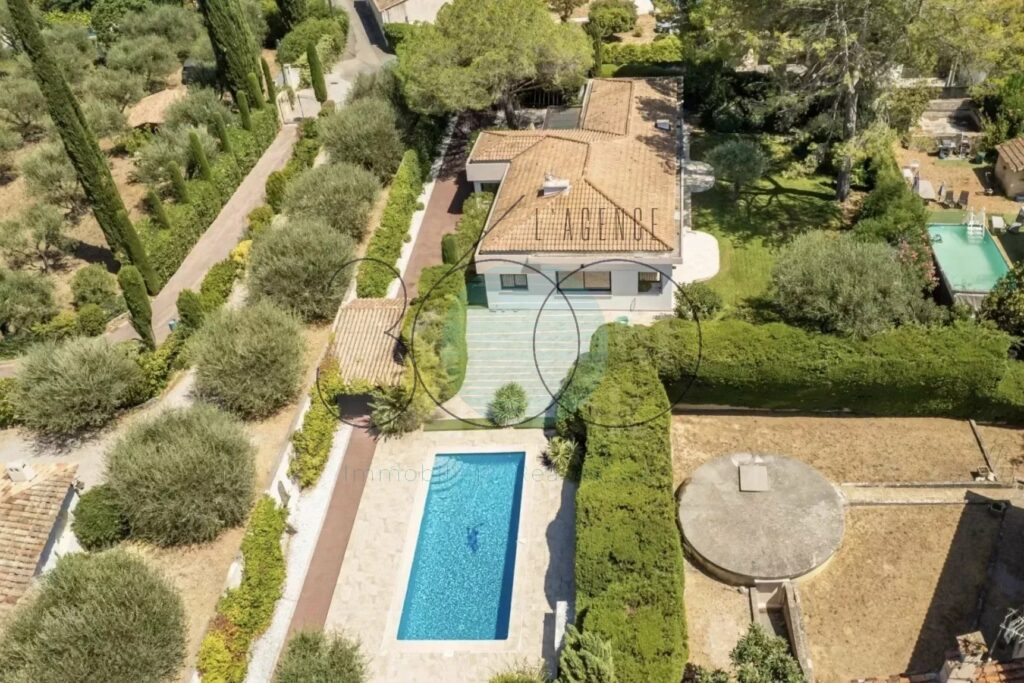 VILLA D'INSPIRATION CONTEMPORAINE DE PLEIN PIED