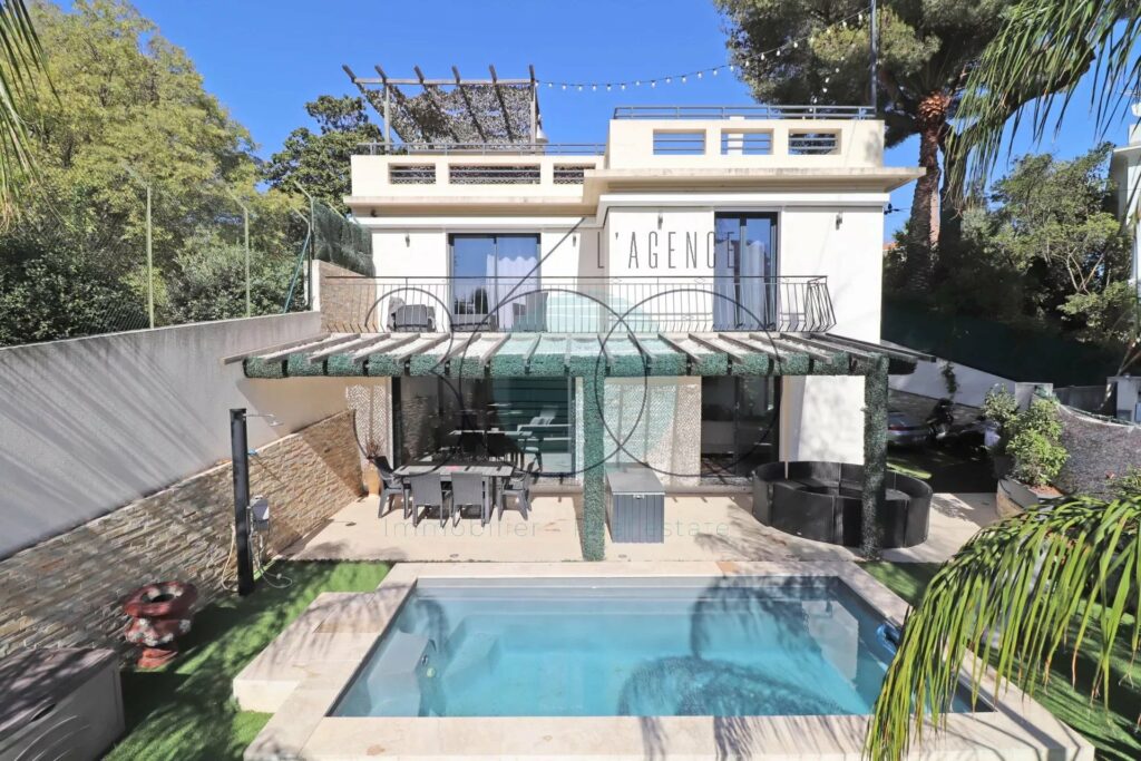 VILLA AVEC PISCINE ET  TOIT TERRASSE VUE MER