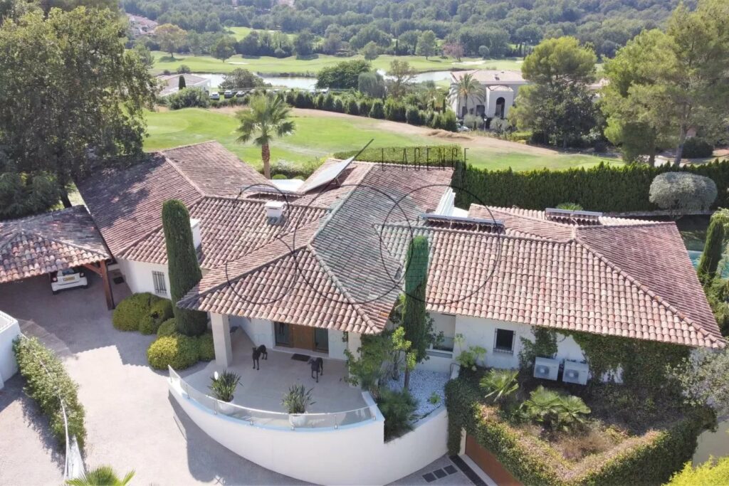 VILLA SUR LE GOLF - DOMAINE FERMÉ