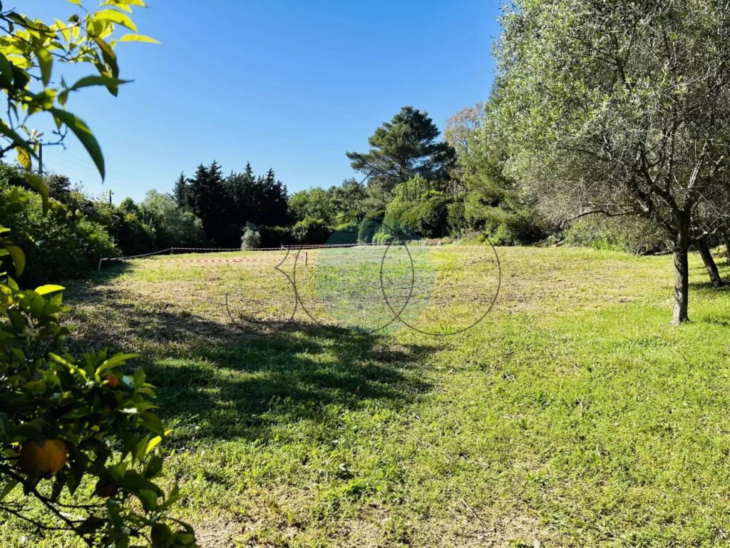 RARE - TERRAIN PLAT CONSTRUCTIBLE DANS SECTEUR PREMIUM