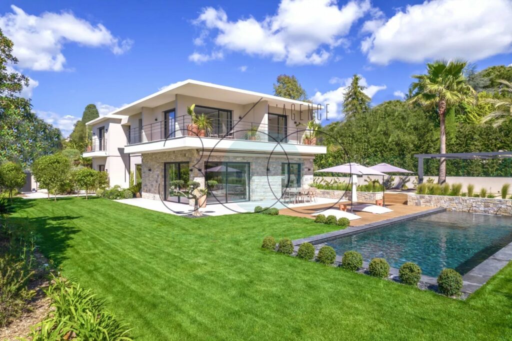 VILLA CONTEMPORAINE NEUVE EN DOMAINE