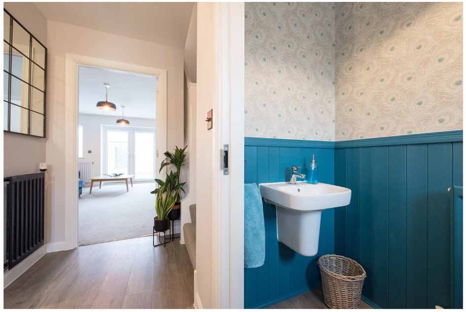 Wallpaper and self-adhesive tiles: mistakes to avoid