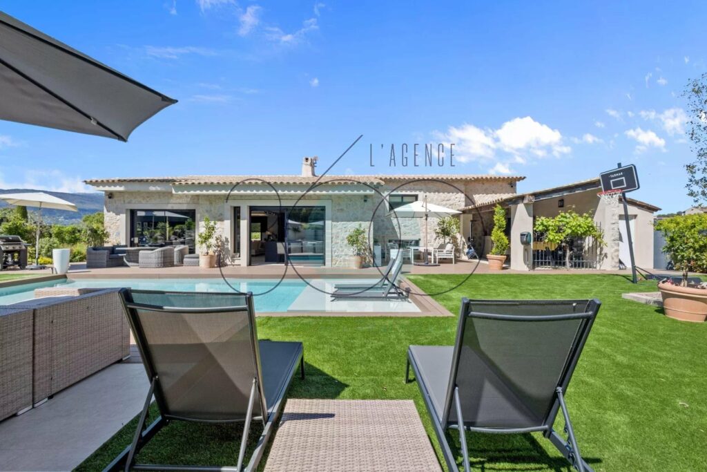 LUXUEUSE PROPRIÉTÉ AVEC VUE ET AU CALME ABSOLU